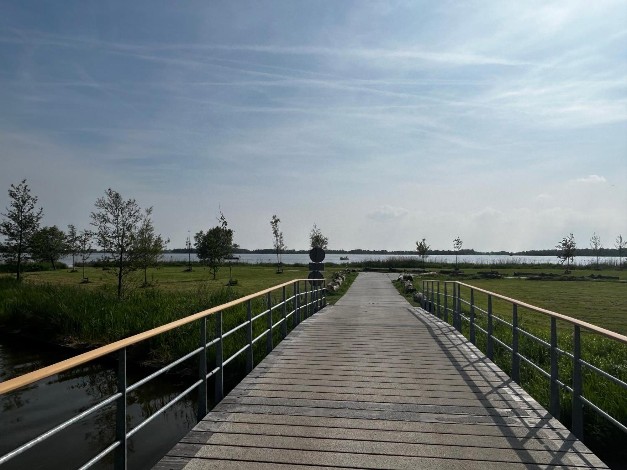Casa Aan De Plas, B&B Met Sauna En Hottub Of Jacuzzi Nieuwkoop Exterior photo